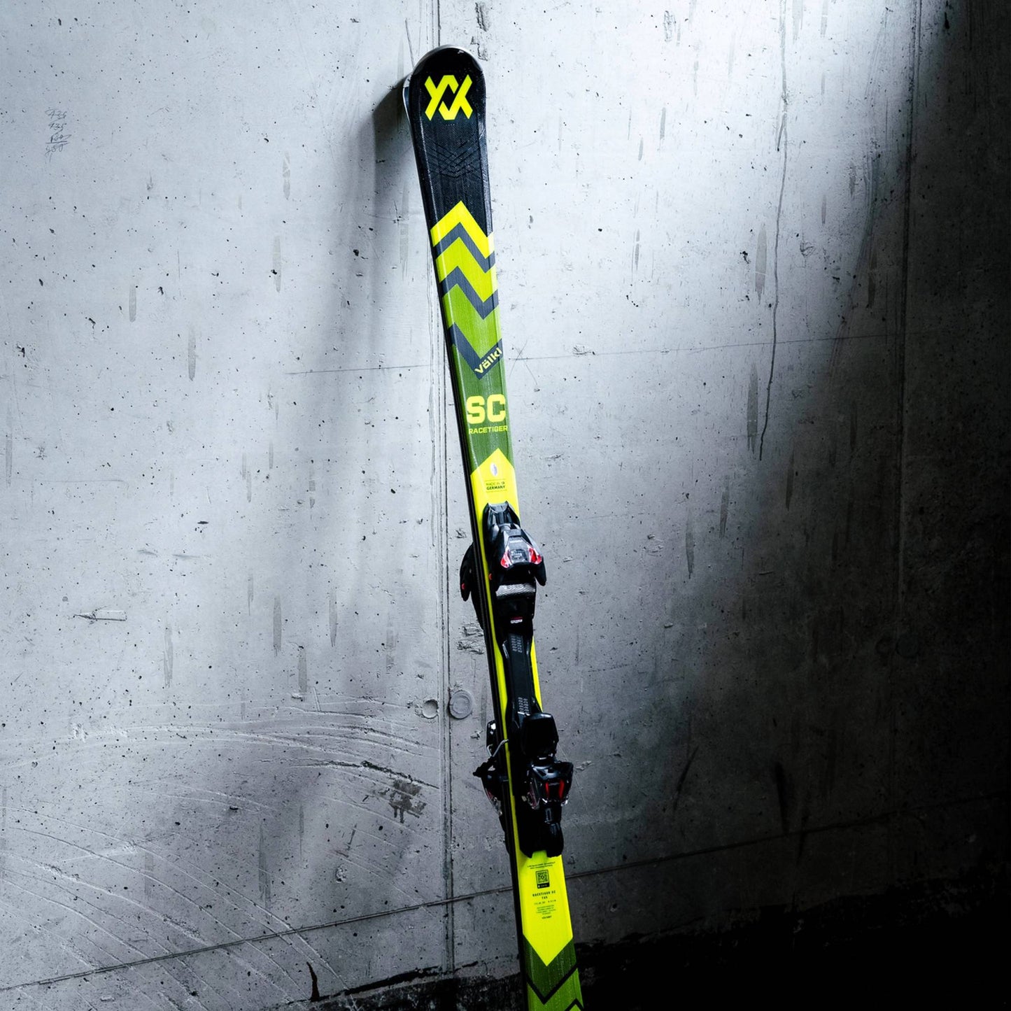 Volkl Racetiger SC Black Ski + VMotion 12 GW Binding 2025 - Skiis & Biikes