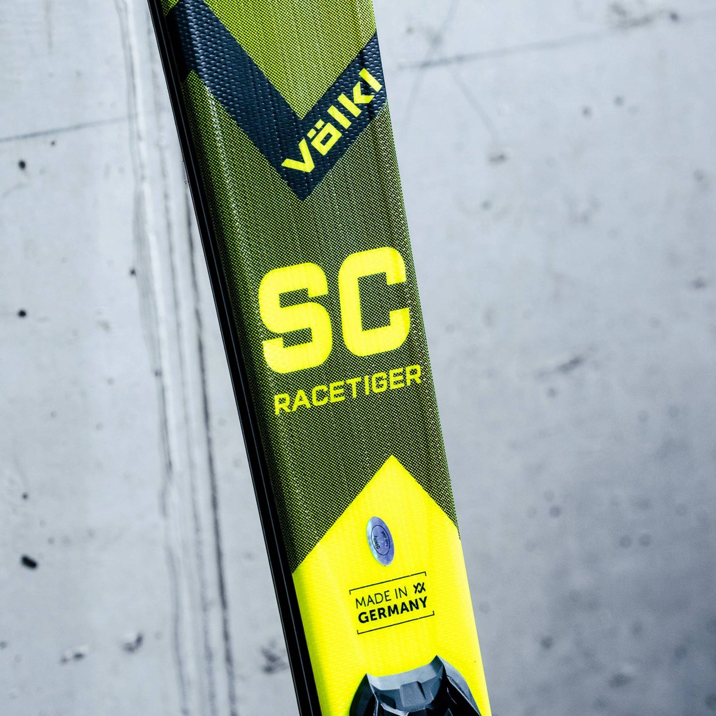 Volkl Racetiger SC Black Ski + VMotion 12 GW Binding 2025 - Skiis & Biikes